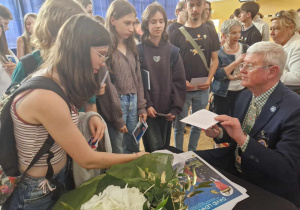 uczniowie klasy 8 odbierający autografy