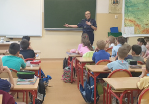 uczniowie klas 1-3 podczas spotkania z panią policjantką
