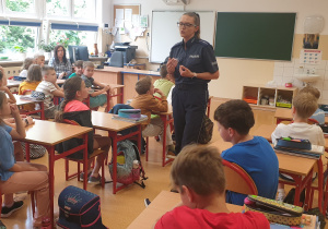 uczniowie klas 1-3 podczas spotkania z panią policjantką