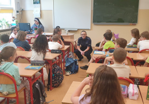 uczniowie klas 1-3 podczas spotkania z panią policjantką