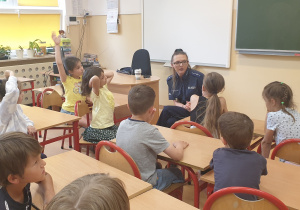 uczniowie klas 1-3 podczas spotkania z panią policjantką