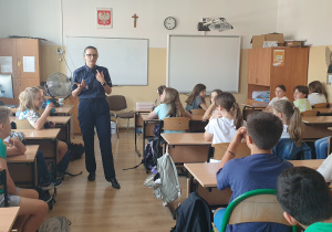uczniowie klas 4 podczas spotkania z panią policjantką