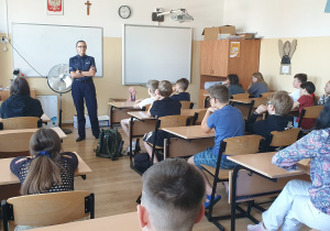 uczniowie klas 4 podczas spotkania z panią policjantką