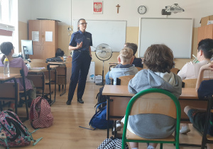 uczniowie klas 5 podczas spotkania z panią policjantką