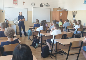 uczniowie klas 6 podczas spotkania z panią policjantką