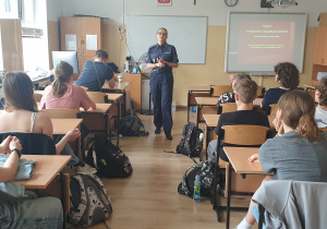 uczniowie klas 7 podczas spotkania z panią policjantką