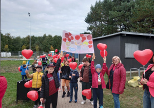 uczniowie klas 1-3 podczas marszu