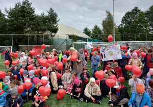 uczniowie klas 1-3 podczas marszu_ wspólne zdjęcie