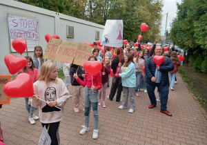 uczniowie klas 4 podczas marszu