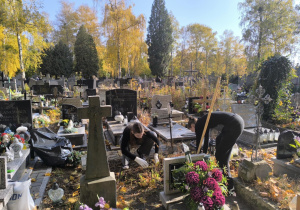 Wolontariusze Szkolnego Koła Wolontariatu wraz z opiekunami podczas akcji Szkoła Pamięta