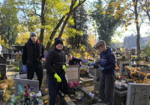Wolontariusze Szkolnego Koła Wolontariatu wraz z opiekunami podczas akcji Szkoła Pamięta