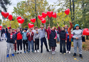 uczniowie klasy 5 przygotowują się do marszu