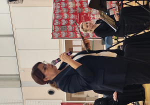 Dyrektor Szkoły Bogumiła Kukwa podczas powitania gości