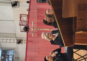 Chórzyści Komorowskiego Towarzystwa Śpiewaczego w trakcie występu