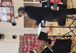 Dyrygent Witold Błaszczyk i instrumentalistki