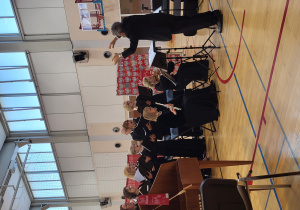 Chórzyści Komorowskiego Towarzystwa Śpiewaczego w trakcie występu