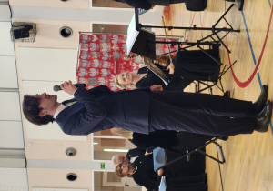 Mateusz Michewicz - absolwent szkoły podczas recytacji "Katynia"