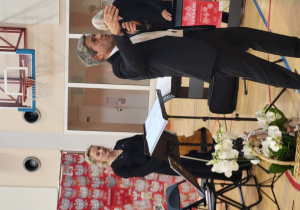 Witold Błaszczyk podczas wspólnego śpiewu z publicznością