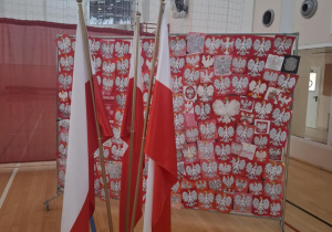 Szkoła do Hymnu, flagi