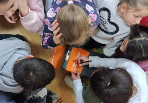 dzieci wspólnie z wychowawcą zapisują swoje prawa