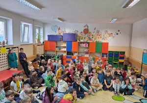 dzieci z zaangażowaniem oglądają prezentację