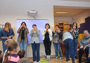 Goście jedzący cytrynę