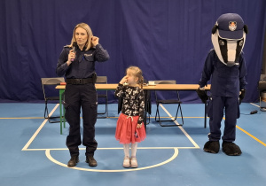 Zerówki - spotkanie z Policją, jak zapamiętać numer alarmowy