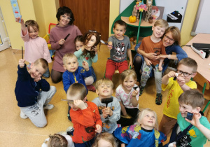 przedszkolaki pozują do zdjęcia z mamą Mikołaja - fryzjerką