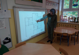 mama Wojtka pokazuje przykładowy projekt domu