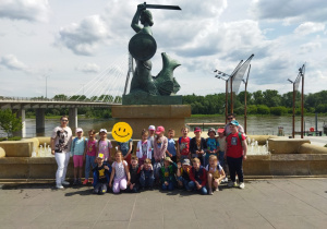 grupa 0b pozuje pod pomnikiem Syrenki Warszawskiej