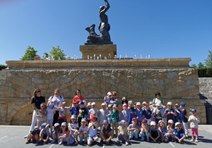 5-latki pozują pod pomnikiem Syrenki Warszawskiej