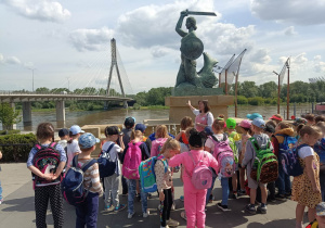 pani przewodnik pokazuje zerówkom pomnik Syrenki Warszawskiej
