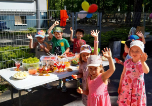 5-latki jedzą owoce i ciasteczka na placu zabaw