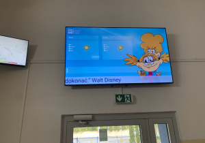 Monitor prezentujący wirtualną gazetkę szkolną