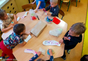 Skrzaty tworzą zajączki ze skarpetek