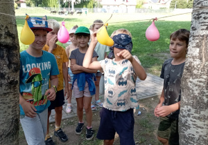 dzieci przebijają balony z wodą