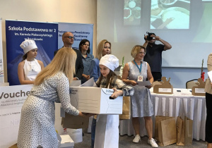 Gabrysia otrzymuje nagrodę w postaci gadżetów kulinarnych