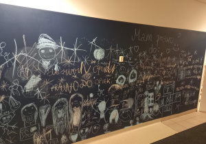 Mural w szkolnym korytarzu stworzony przez uczniów.