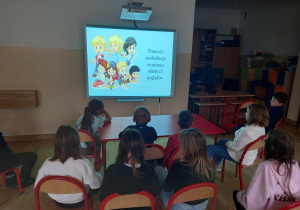 Uczniowie podczas projekcji animacji o prawach dziecka.