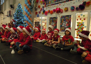 Dzieci z przedszkola oczekują na występ